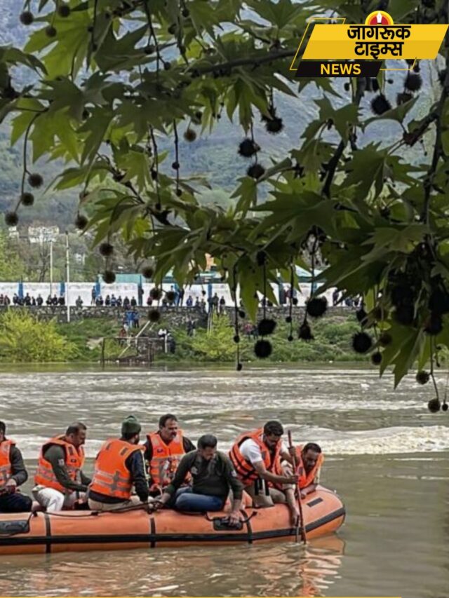 जम्मू-कश्मीर के पुलवामा जिले में बुधवार को झेलम नदी में एक नाव पलट गई।
